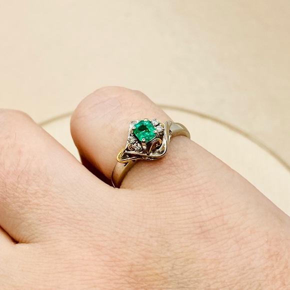 EUC Estate Platinum Natural Emerald & Diamond Ring w/ 18k Yellow Gold Accents - Picture 8 of 15